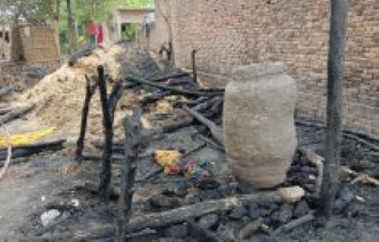 Two roofs burnt down, household goods also turned to ashes