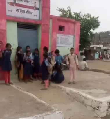 Damoh News: Teachers are not visible since three days of school opening