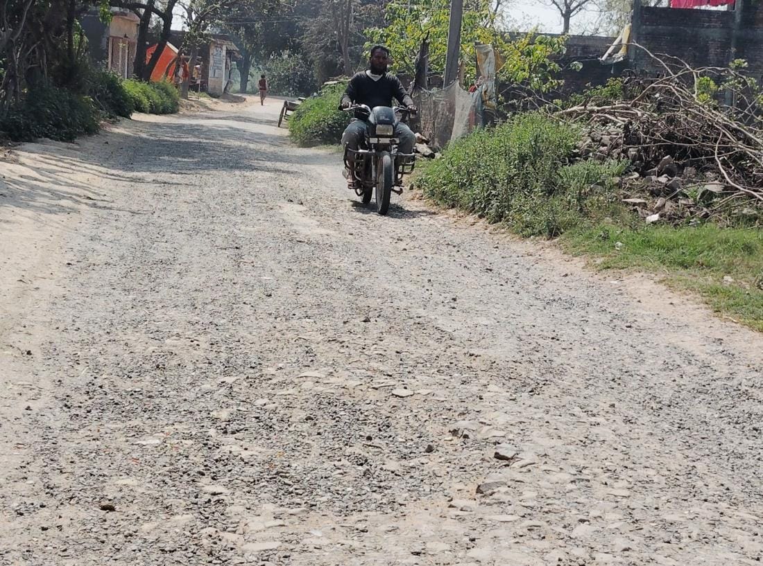 Compulsion to walk on broken road, pedestrians are facing problems