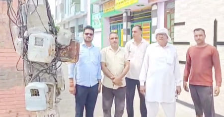 The hanging electric wires and meters became the cause of the problem, there is a possibility of an accident