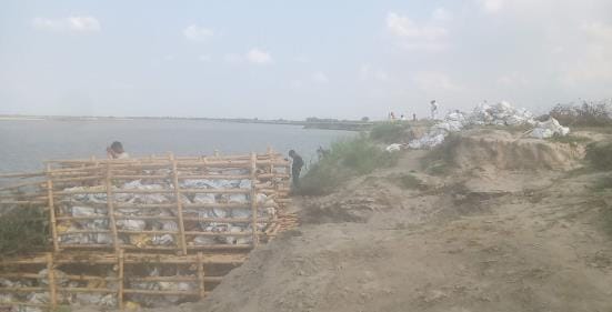 The water level of the Saryu river increased, erosion intensified