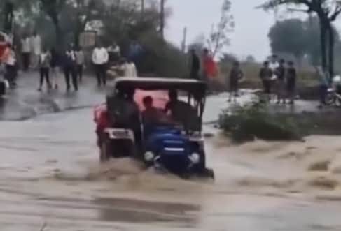 उफनते नाले में फांसी ट्रॉली