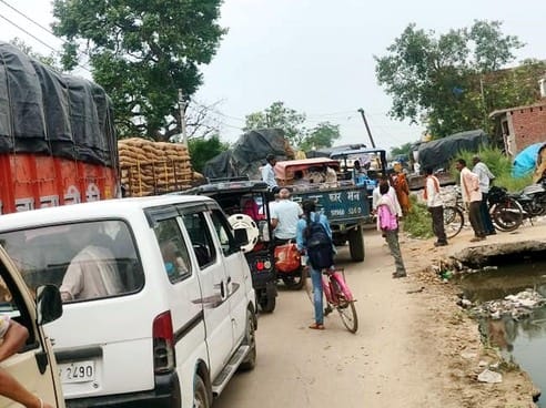 Jam before the rack point... Passenger vehicles stuck between tractors and trolleys