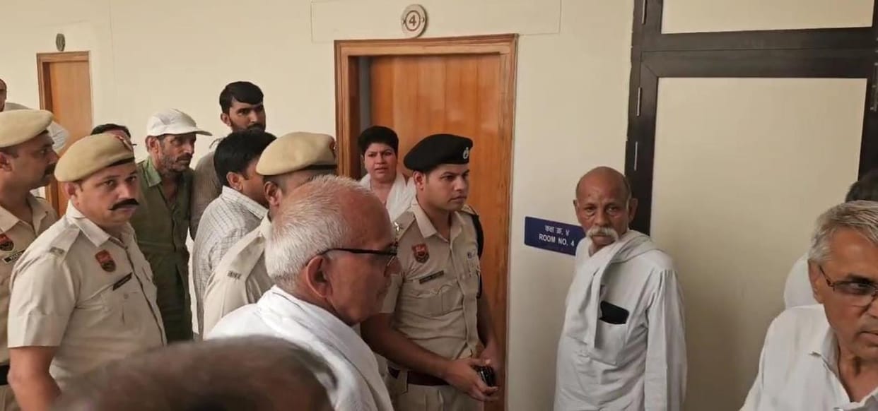 There was a scuffle between party workers in front of the central observer of Congress