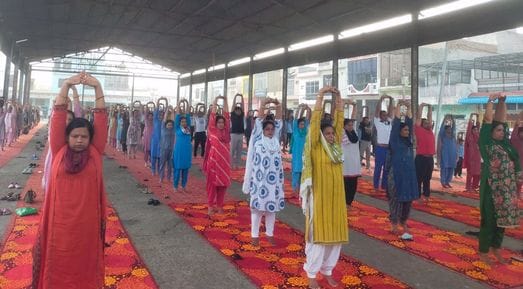 453 people took part in the yoga rehearsal