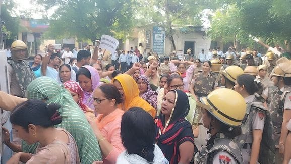 450 contractual employees of PGI taken into police custody in Rohtak, released after 10 hours
