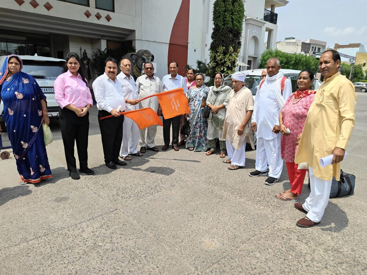Agrasen Bhawan Trust sent eight elderly people to Ayodhya by free air service