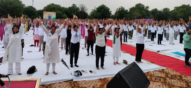 बीएसएफ ग्राउंड में योग करती महिलाएं