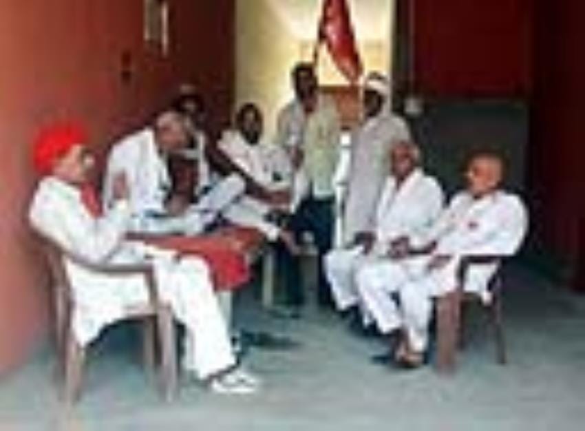 Kisan Sabha protested against imposing other things along with fertilizer, warned of agitation