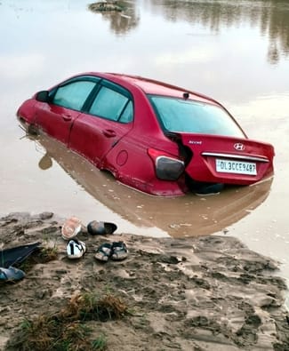 Water level of Pakharo river increased, two cars were washed away