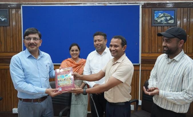 Emotional farewell given to Champawat DM Navneet Pandey