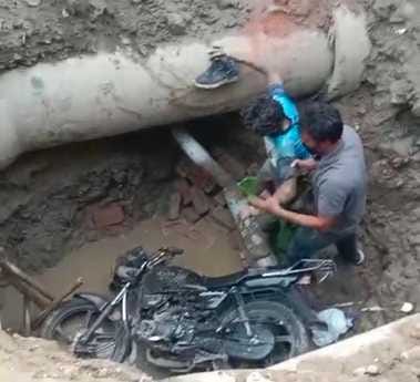 A bike fell into a pit dug for digging a drinking water line, three injured