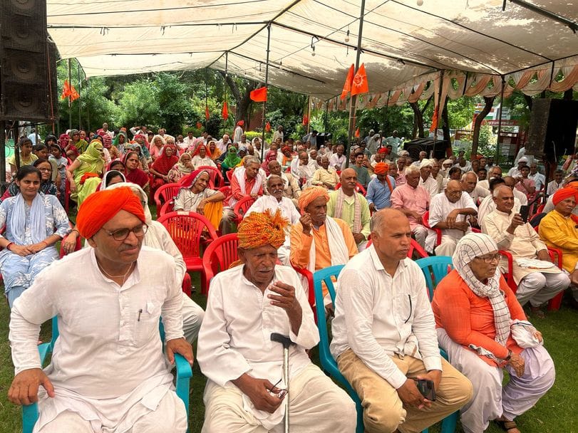 Emphasis was laid on the young generation to adopt Indian culture, pure conduct and indigenous ideas