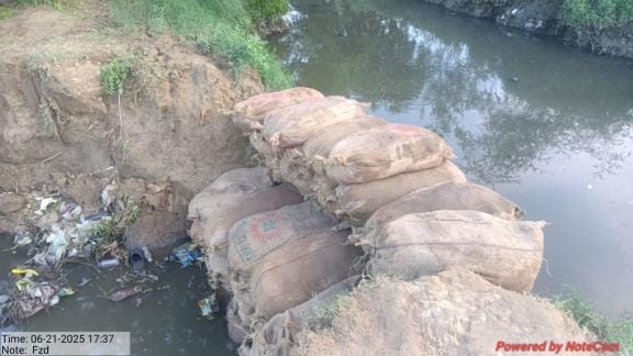 Photo- The track of the canal was cut due to rain water, dirty water filled in the fields