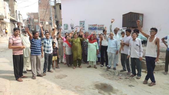 JE and SDO on strike, people forced to protest for drinking water