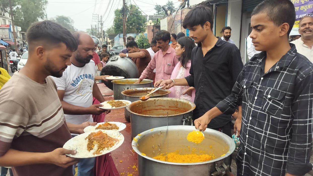 Bhandaara organized on Sankranti, devotees took prasad
