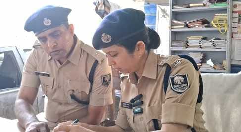 Muzaffarpur Bihar news: wanted criminal girlfriend arrest with cash and many mobile police police investigate