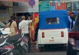 Crowd on the road caused delay, delivery in auto outside the hospital