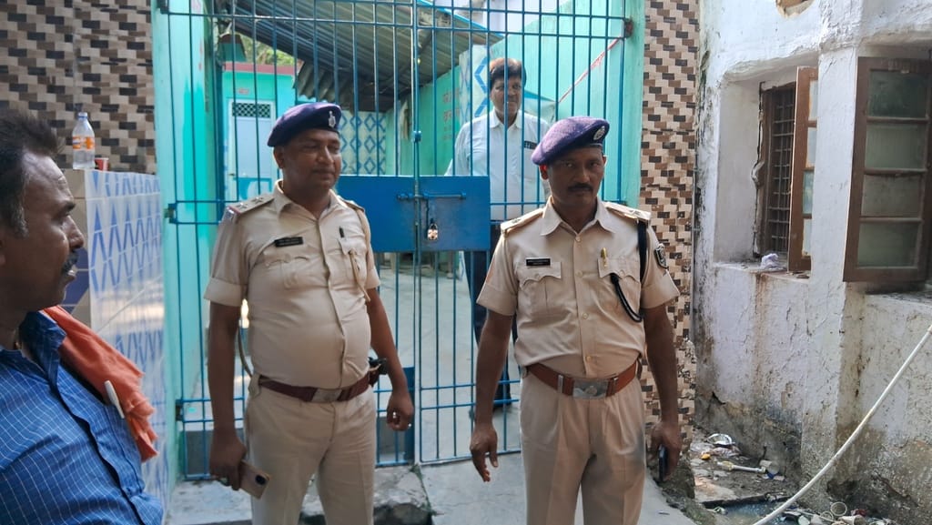 Muzaffarpur Bihar news :police arrest sulabh toilet incharge operate at court campus today police investigate