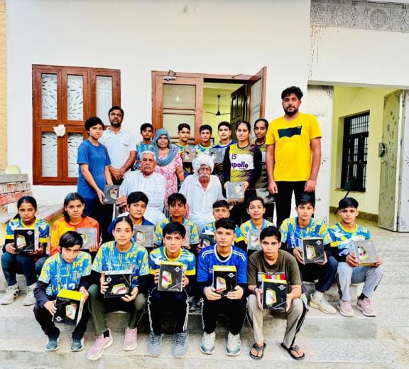 Distributed 50 handballs to the players of Ladwa