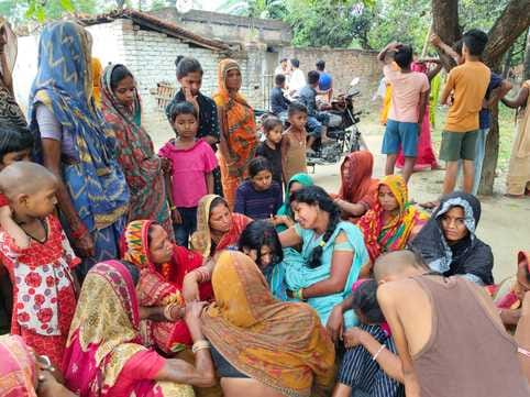 महिला की हत्या का बाद रोते-बिलखते परिजन। फोटो - अमर उजाला डिजिटल