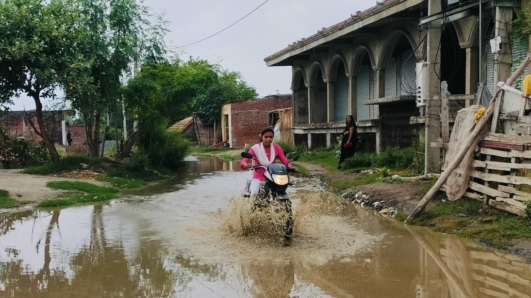 The road leading to Hadiyamafi is waterlogged, people are troubled