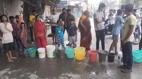 Muzaffarpur Bihar news: people protest against municipal demand water block the road today muzaffarpur