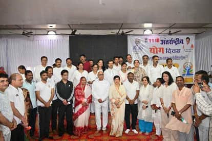 Sidhi News: Rain changed the venue, Yoga Day celebrations took place in Manas Bhawan