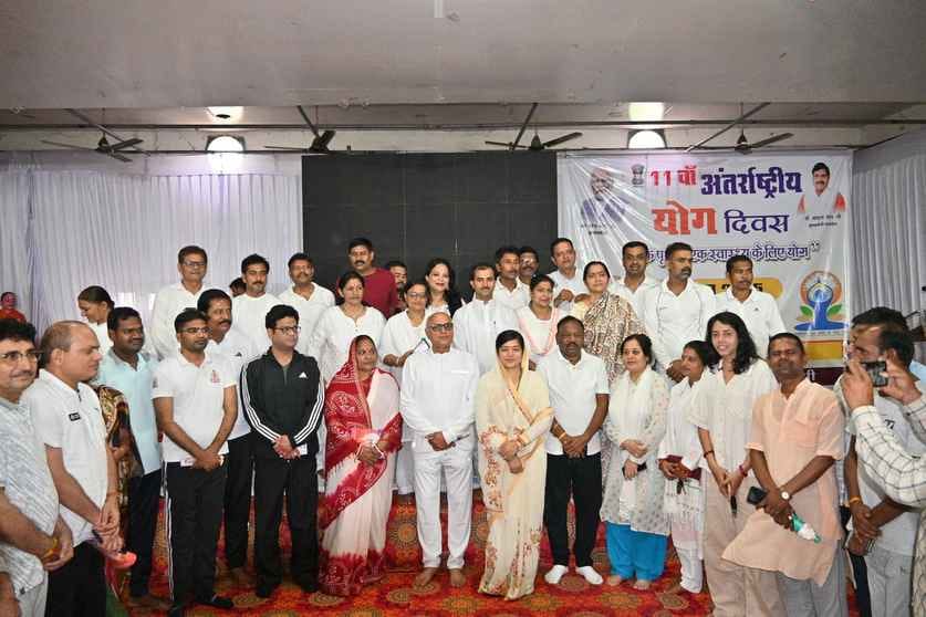 मानस भवन में योग कार्यक्रम।