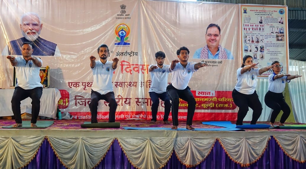 योग करते लोग