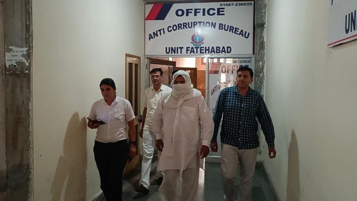 Patwari arrested for taking bribe of 8 thousand rupees in the name of transferring the will