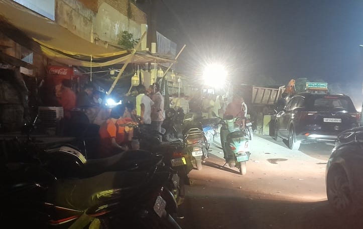 Police shut down Maggi Point, after some time it was opened again and sales started