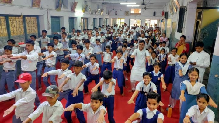 Farrukhabad residents took a pledge to have a healthy body and did yoga