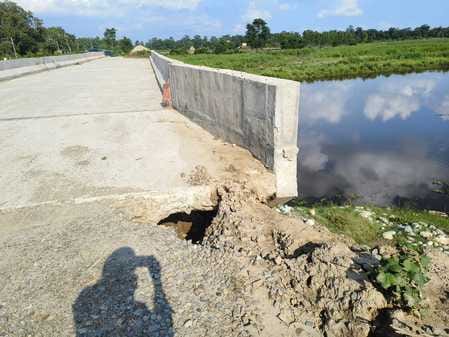14 km long road could not be completed in 16 months, people of 20 villages are facing difficulties
