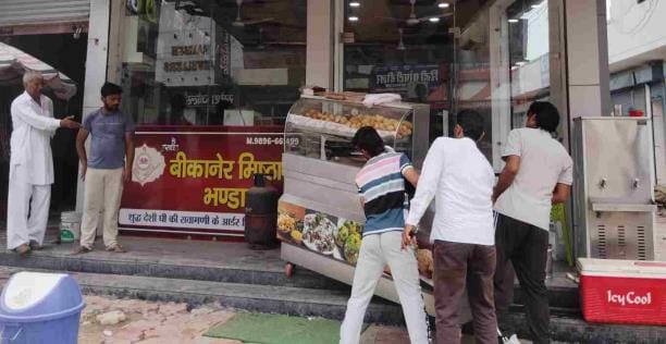 The Tehbazari team removed encroachment from the market in front of the Cantt and made an announcement