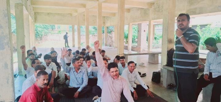 Dharna staged against suspension of Lekhpal
