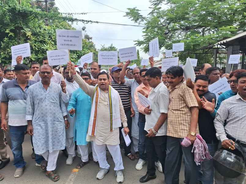 Muzaffarpur Bihar news :mlc vansidhar sat on strike for many teacher today for their demand cbi enquary