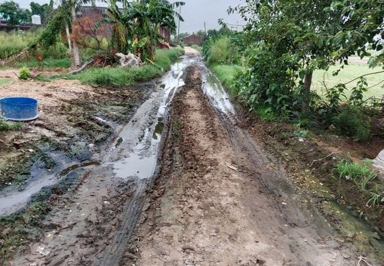Waterlogging on the main road of Rampuriya, traffic problems