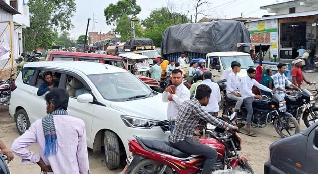 Ujhani- Kadar Chowk road jammed again