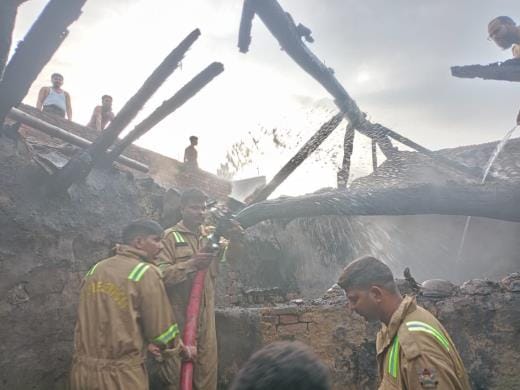 Fire broke out in the thatched house, goods, cash and jewellery destroyed