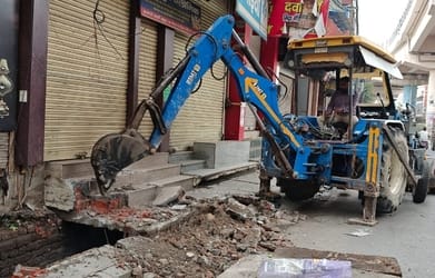Bulldozers run on encroachment on the second day, shopkeepers themselves are breaking ramps and stairs
