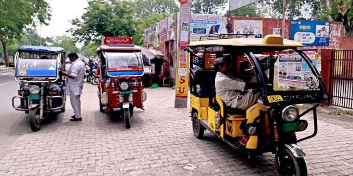 Arbitrariness...how can the patients go, e-rickshaw drivers keep blocking the way to the hospital