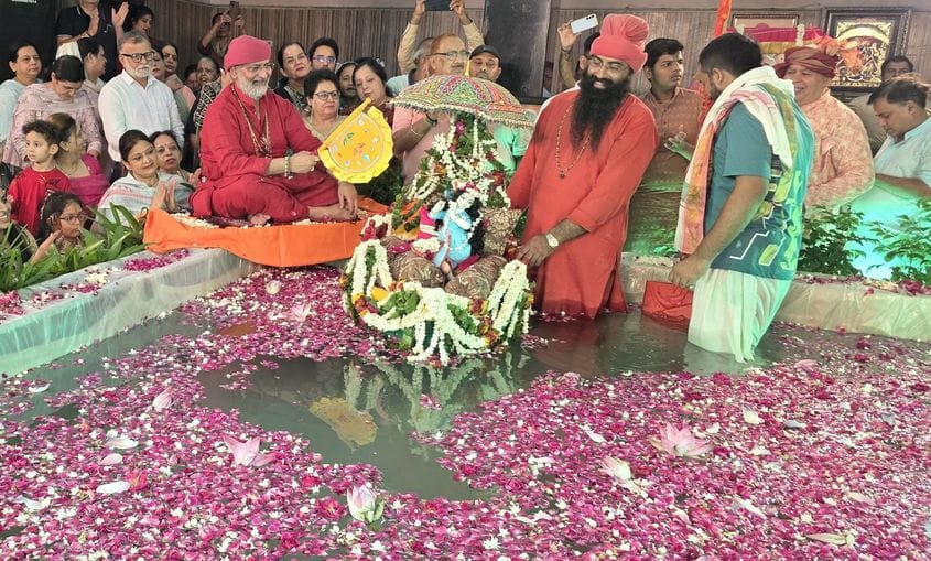 Devotees danced to the hymns of Radha-Rani during the boating festival