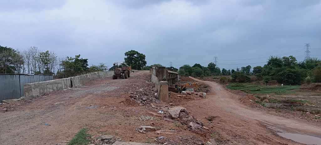 अधूरा पड़ा पुल निर्माण।