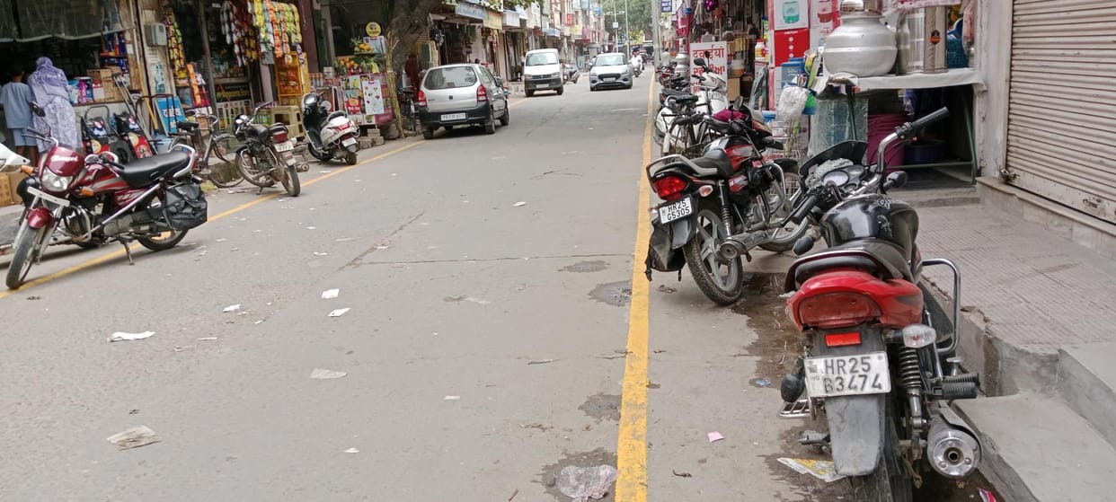 Yellow strip installed in the main markets of Dabwali to improve traffic system
