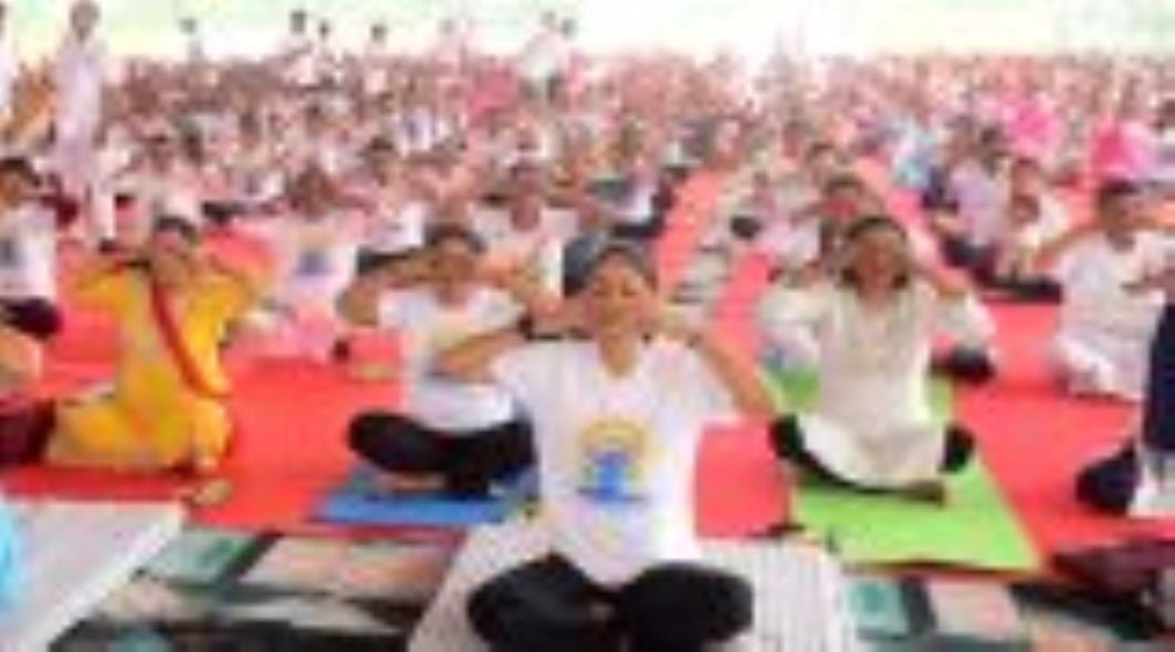 Coincidence in the early morning, people did yoga