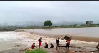 The water level of Bardha river increased, more than ten villages were cut off from communication