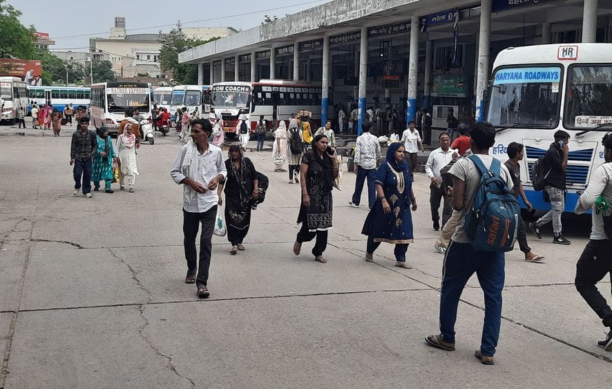 Buses did not run on more than 50 rural routes, passengers kept wandering