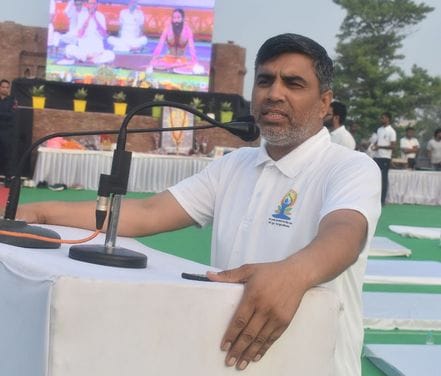 Father and son are absurd people, their words have no meaning: Dhanda