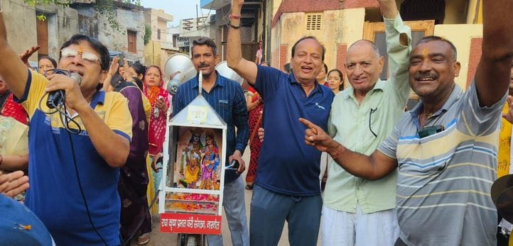 Devotees welcomed Prabhat Ferry by showering flowers